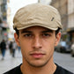 Cappellino piatto regolabile e traspirante da uomo