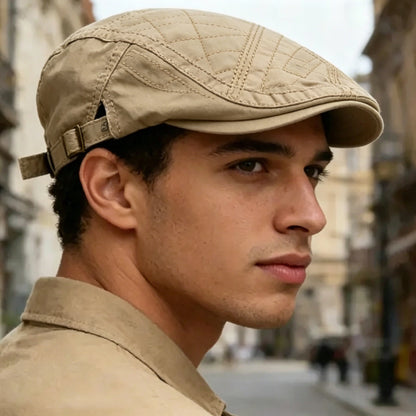 Cappellino piatto regolabile e traspirante da uomo
