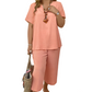Completo da donna casual composto da top a maniche corte e pantaloni a gamba larga.