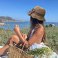 Cappello di paglia in stile francese con fiocco 👒 — Design intrecciato traspirante, ampia falda ondulata, protezione solare ed effetto snellente per il viso. Vestibilità regolabile (non vola via!), pieghevole e compatto 🌊