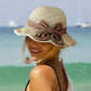 Cappello di paglia in stile francese con fiocco 👒 — Design intrecciato traspirante, ampia falda ondulata, protezione solare ed effetto snellente per il viso. Vestibilità regolabile (non vola via!), pieghevole e compatto 🌊