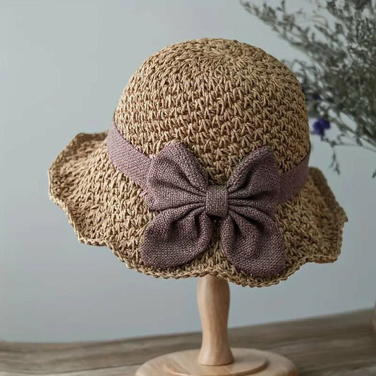 Cappello di paglia in stile francese con fiocco 👒 — Design intrecciato traspirante, ampia falda ondulata, protezione solare ed effetto snellente per il viso. Vestibilità regolabile (non vola via!), pieghevole e compatto 🌊