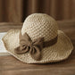 Cappello di paglia in stile francese con fiocco 👒 — Design intrecciato traspirante, ampia falda ondulata, protezione solare ed effetto snellente per il viso. Vestibilità regolabile (non vola via!), pieghevole e compatto 🌊